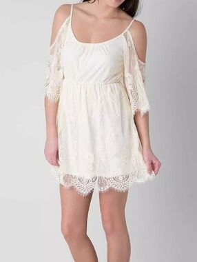Taylor & Sage BUCKLE BRAND Ivory Lace Cold-Shoulder Dress SIZE SMALL